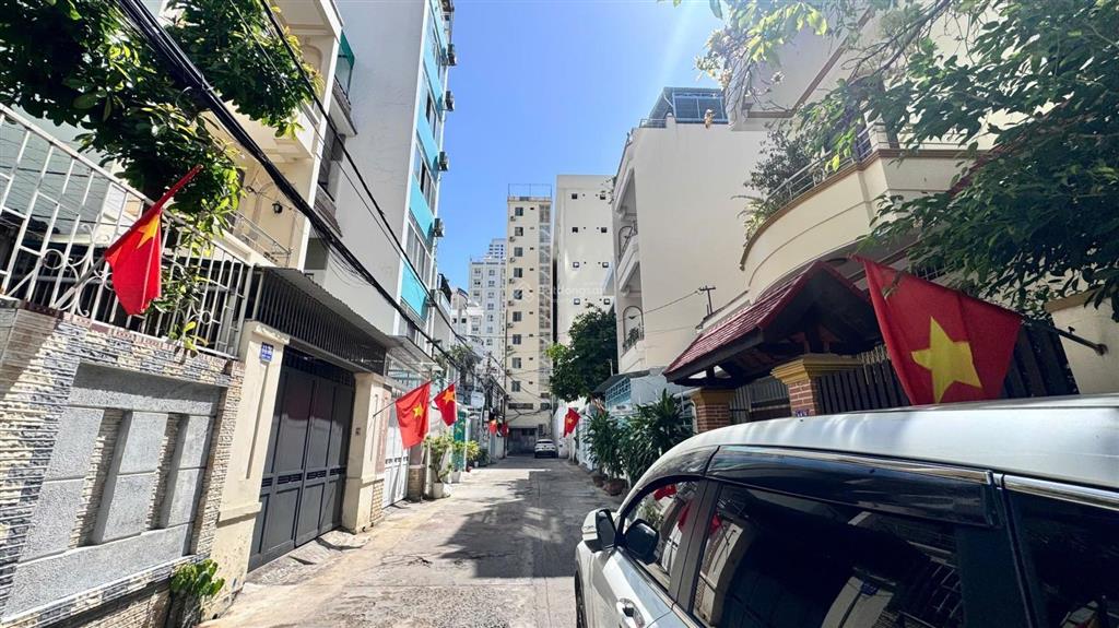 Hạ giá 12,2 tỷ cần bán gấp nhà 3 tầng, ô tô vào tận đường biệt thự nha trang