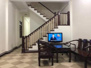 Cho thuê nhà riêng dt 90m x3 tầng thoáng đẹp có sân cổng tiện ở vp,online gần oto ngõ 268 ngọc thụy