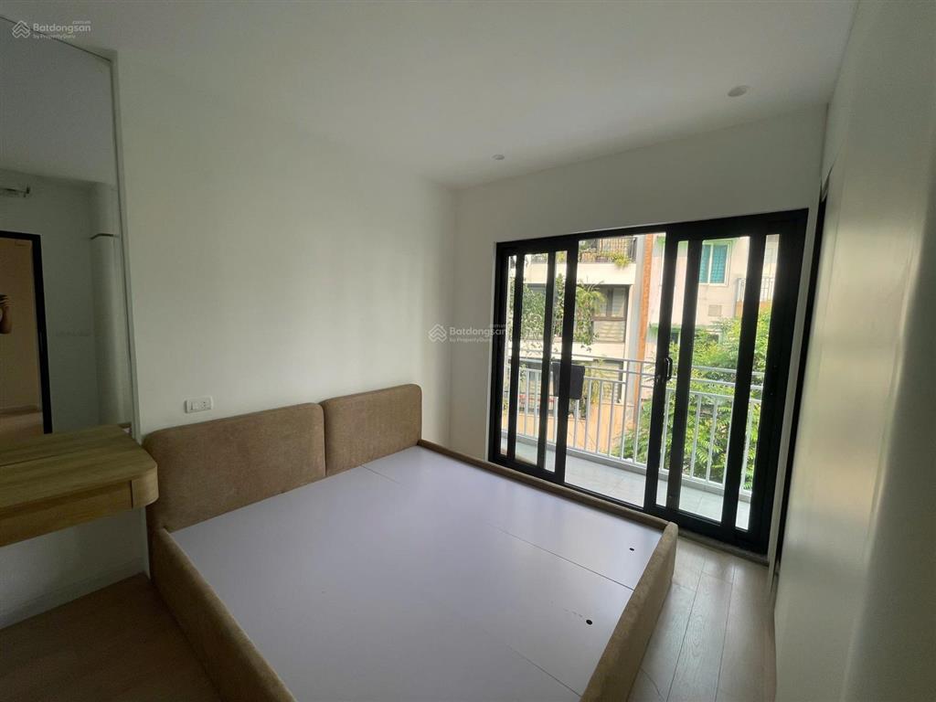 Bán căn hộ tập thể dt 75m 2p.n 2 wc sửa đẹp nội thất cao cấp sịn ngõ thông ô tô đỗ cửa phố thái hà