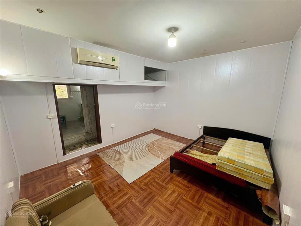 Cho thuê căn hộ tập thể tầng 2 dt 30m đồ cơ bản, sạch sẽ thoáng tòa nhà mặt phố lê duẩn gần ga hn