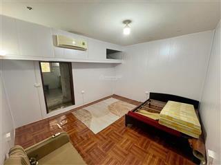 Cho thuê căn hộ tập thể tầng 2 dt 30m đồ cơ bản, sạch sẽ thoáng tòa nhà mặt phố lê duẩn gần ga hn