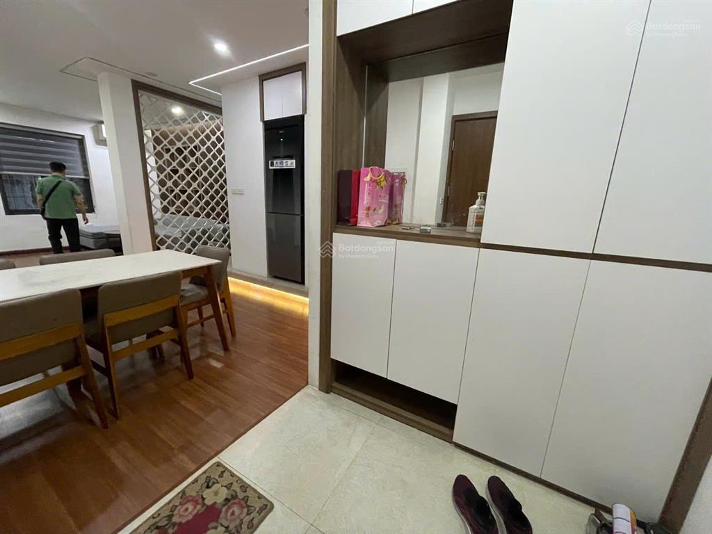 Cho thuê căn hộ tập thể t4 dt 90m2 căn góc full đồ đẹp thoáng xách vali đến ở phố hoàng ngọc phách