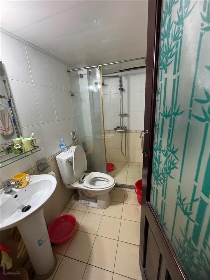 Bán căn hộ tập thể tầng 2 dt 65m 2 p.ngủ nhà thoáng đẹp sạch sẽ ngõ ô tô phố hoàng ngọc phách đđ