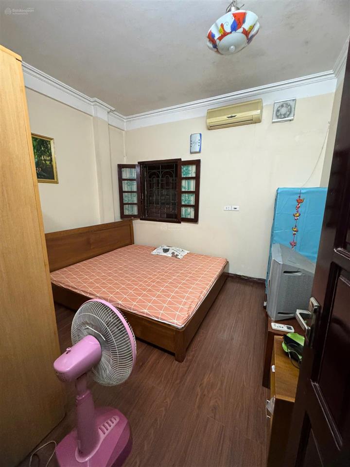 Bán căn hộ tập thể tầng 2 dt 65m 2 p.ngủ nhà thoáng đẹp sạch sẽ ngõ ô tô phố hoàng ngọc phách đđ