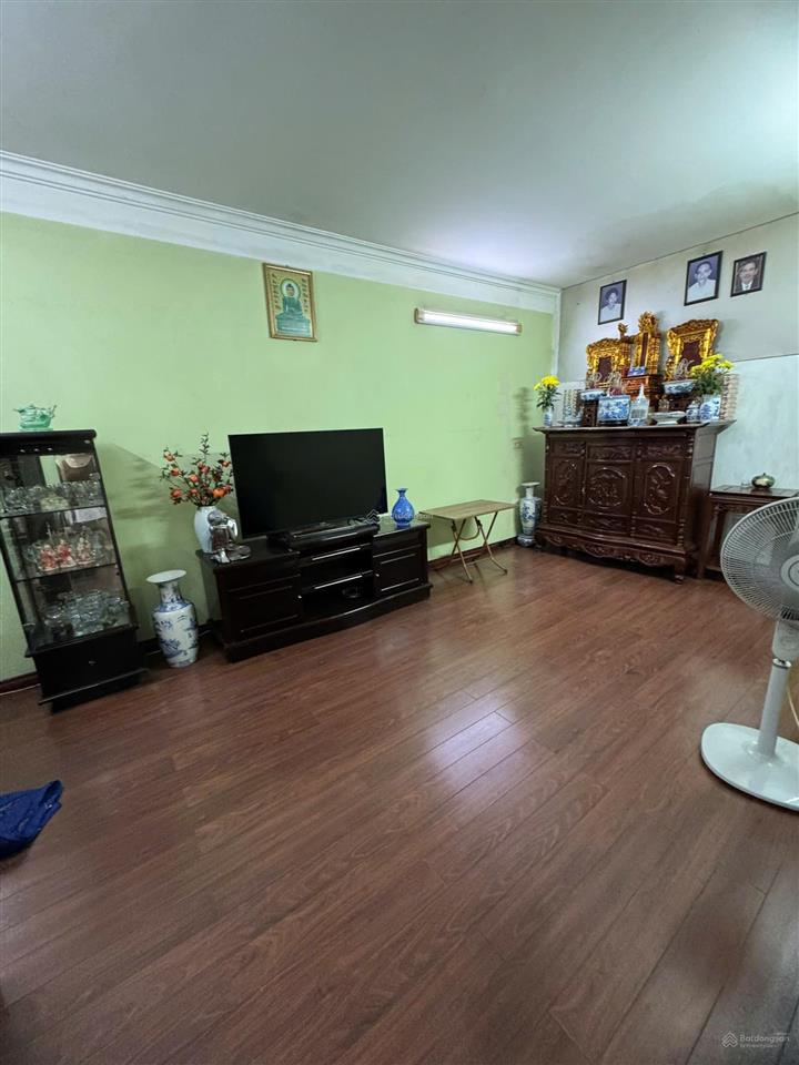 Bán căn hộ tập thể tầng 2 dt 65m 2 p.ngủ nhà thoáng đẹp sạch sẽ ngõ ô tô phố hoàng ngọc phách đđ