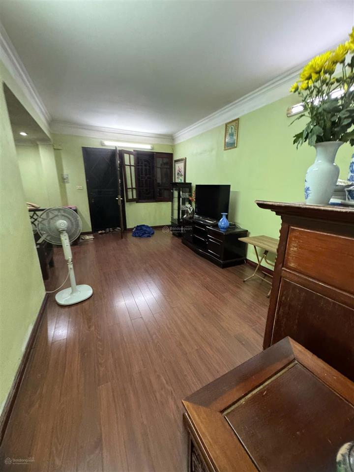 Bán căn hộ tập thể tầng 2 dt 65m 2 p.ngủ nhà thoáng đẹp sạch sẽ ngõ ô tô phố hoàng ngọc phách đđ