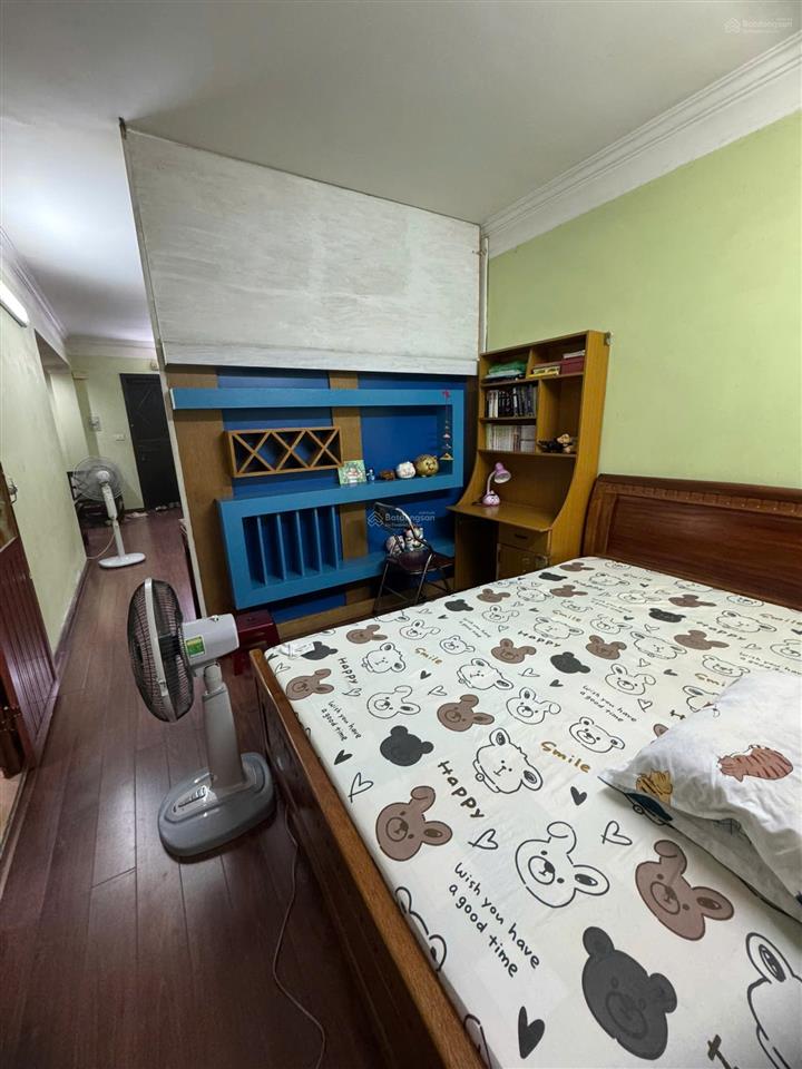 Bán căn hộ tập thể tầng 2 dt 65m 2 p.ngủ nhà thoáng đẹp sạch sẽ ngõ ô tô phố hoàng ngọc phách đđ