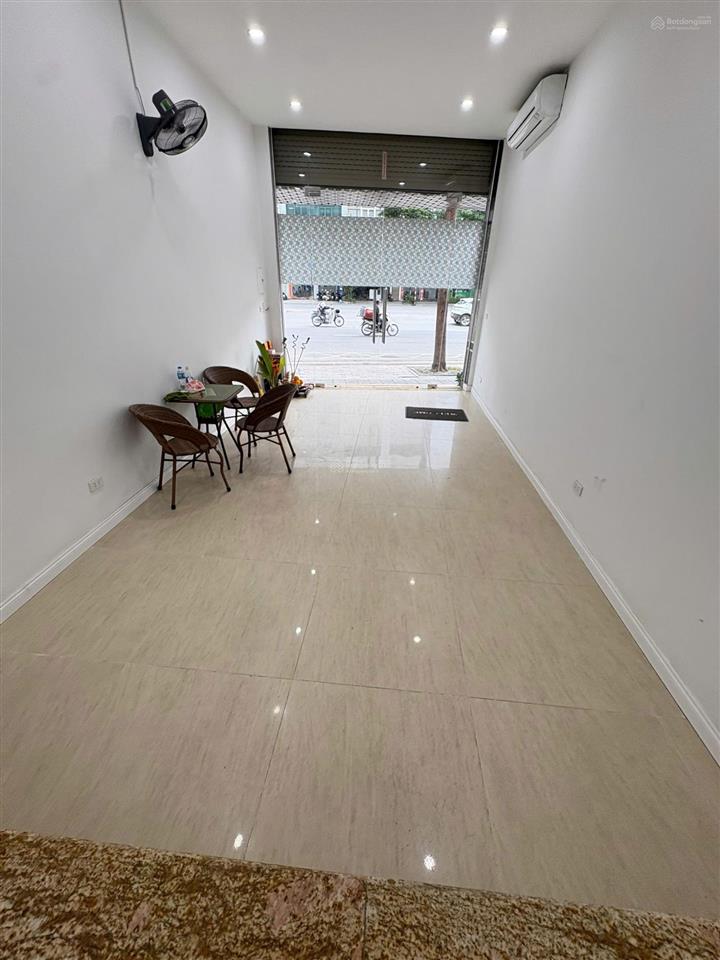 Cần cho thuê mặt bằng kd tầng 1 mặt phố 496 xã đàn dt 30m2, mt 4m, giá thuê 15tr/th