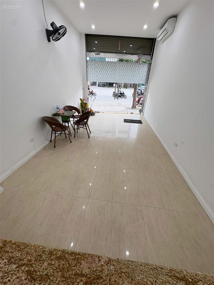 Cần cho thuê mặt bằng kd tầng 1 mặt phố 496 xã đàn dt 30m2, mt 4m, giá thuê 15tr/th