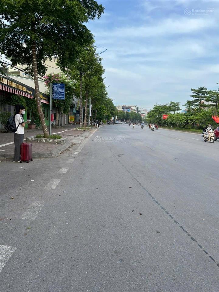 Bán nhà mặt đường chúc sơn ql6 a, vì trí đẹp rất nhiều ngân hàng. diện tích 150m2, mt 6,5m, hè 8m