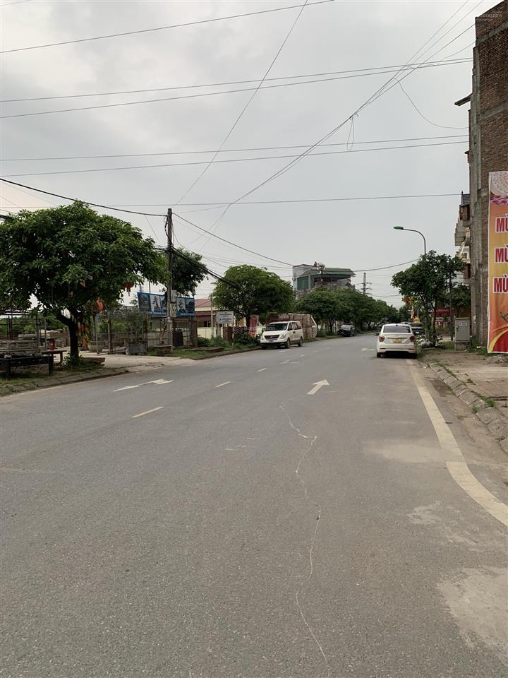 Bán liền kề 4,5 tầng tại lộc ninh, thị trấn chúc sơn lô góc 2 mặt tiền, mt 12m. đường 4 ô tô tránh
