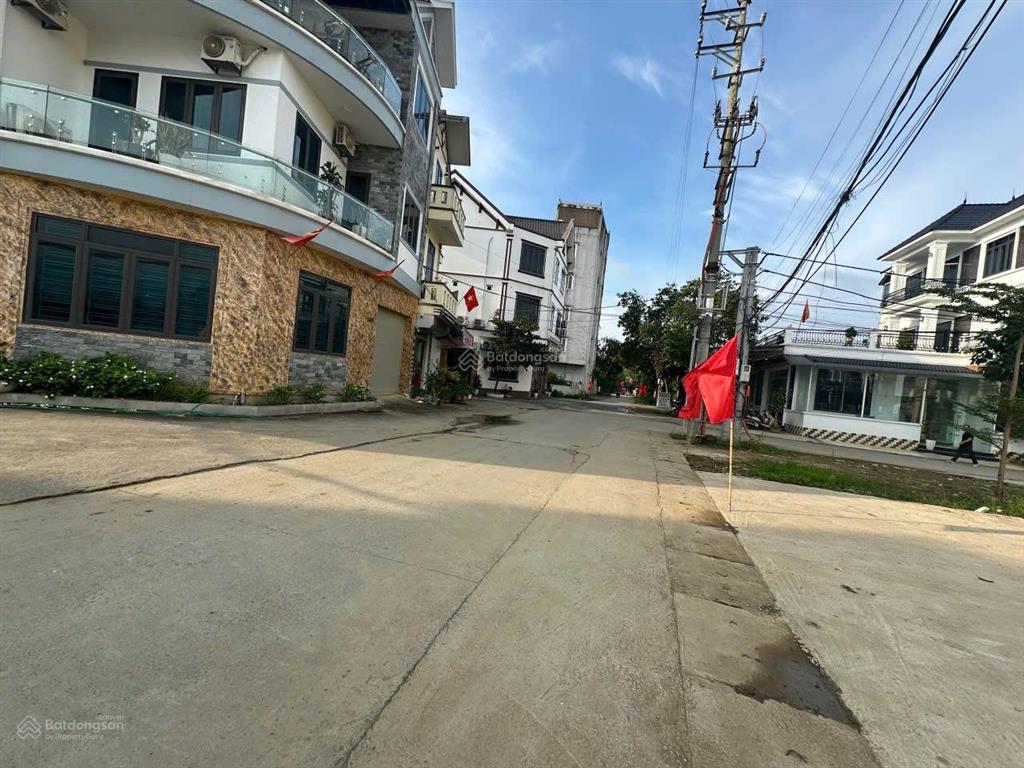 Bán đất đấu giá, diện tích 72m, mặt tiền 6m, vuông đẹp
đường rộng 5m, vị trí đẹp ngay ủy ban xã.