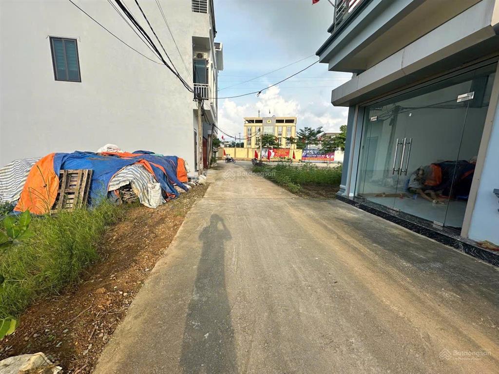 Bán đất đấu giá, diện tích 72m, mặt tiền 6m, vuông đẹp
đường rộng 5m, vị trí đẹp ngay ủy ban xã.