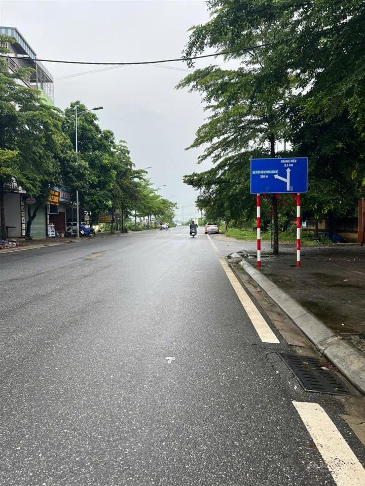 Bán đất mặt đường máng 7 ngã tư chợ cống, thị trấn chúc sơn. diện tích 72m giá 6,5 tỷ. đường 10m.