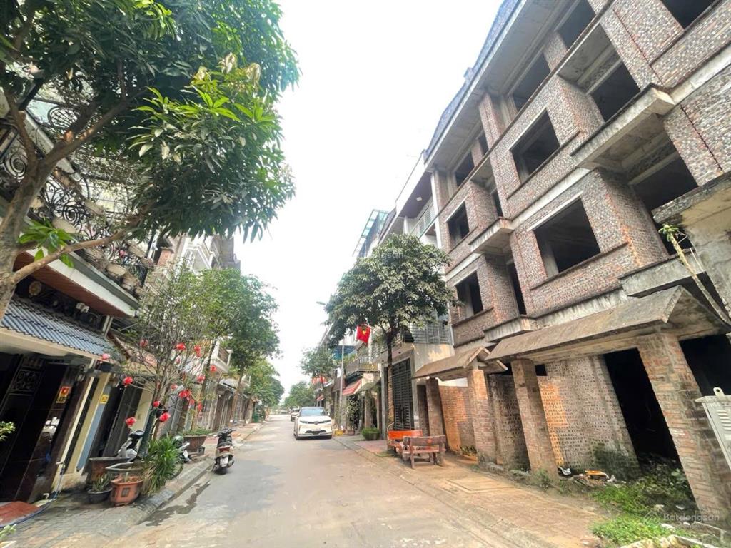 Bán liền kề thô 4,5 tầng khu đô thị lộc ninh, thị trấn chúc sơn. diện tích 68m², giá 9,6 tỷ.