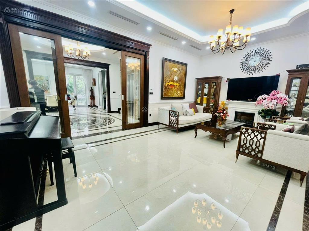 Hạ sâu 7 tỷ, siêu phẩm căn góc cầu giấy, mặt tiền khủng 28m, vỉa hè rộng