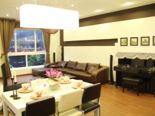 Biệt thự vườn đào, mặt tiền 14m, sân vườn rộng, vị trí vip cuối lạc long quân