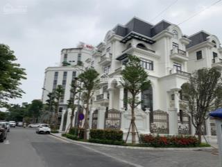Biệt thự lô góc kđt dịch vọng, mặt tiền khủng 30m, có hầm, ô tô, cách công viên 200m