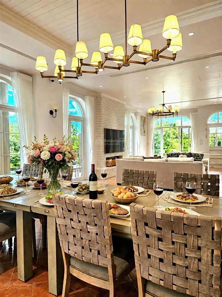 Tòa nhà mặt phố nguyễn gia thiều, 11 tầng + 1 hầm, dòng tiền 500 triệu/tháng, vị trí trung tâm