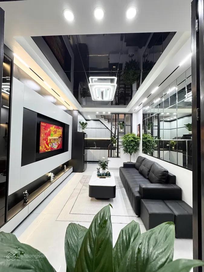 Tôi cần bán nhà tại phố khương trung, 5 tầng chắc chắn, 50m ra ô tô, nhà đẹp ở ngay.