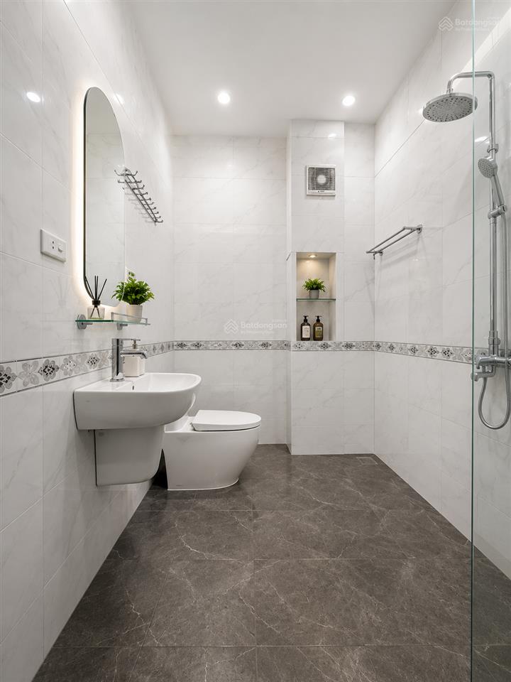 7,65 tỷ mặt ngõ lê thanh nghị  bách khoa ngõ thông rộng 3m cách phố 5m, dt 30m2 mt 3m