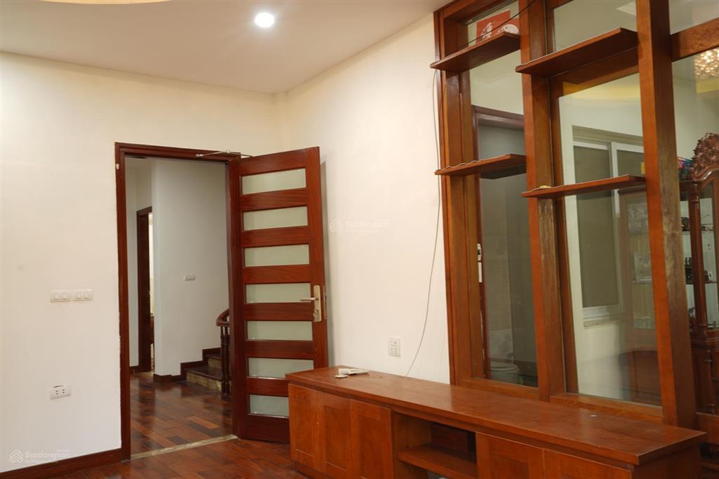 Bán nhà biệt thự 612m2 x 3.5 tầng, nhà hai mặt đường trước sau.