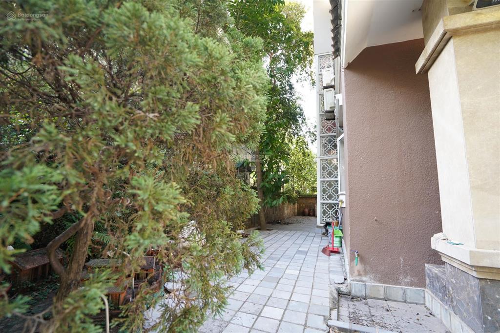 Bán nhà biệt thự 612m2 x 3.5 tầng, nhà hai mặt đường trước sau.