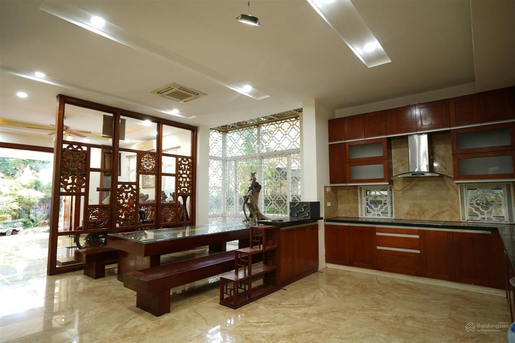 Bán nhà biệt thự 612m2 x 3.5 tầng, nhà hai mặt đường trước sau.