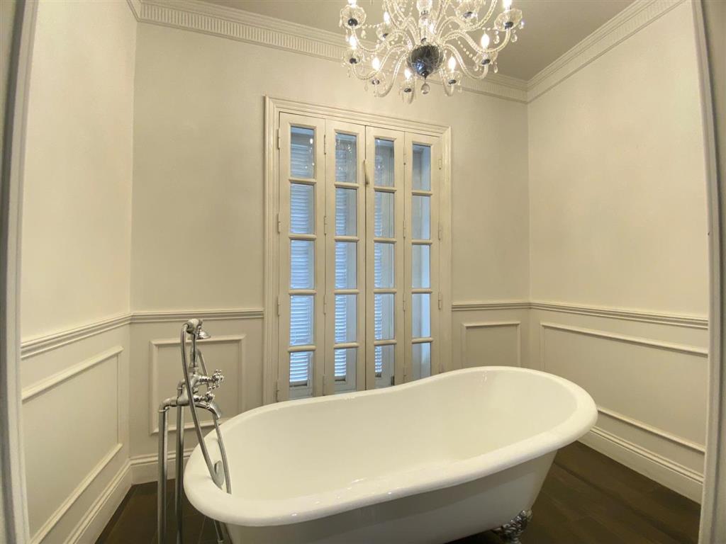 Cho thuê biệt thự mặt phố quảng an tây hồ, 250m2, 5pn, 5 tầng, có thang máy