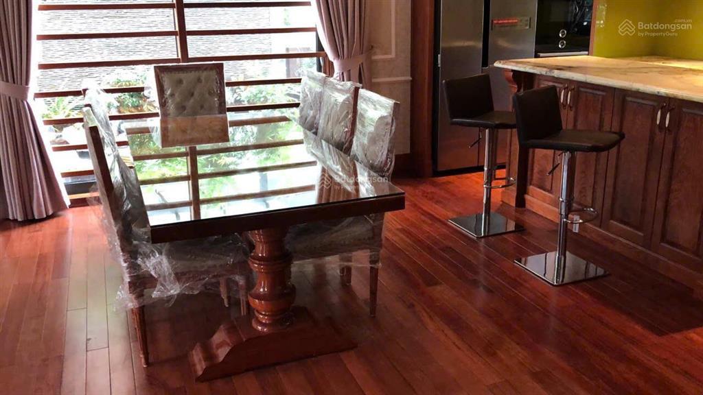 Cho thuê căn biệt thự sân vườn bể cá khô đô thị starlake tây hồ tây