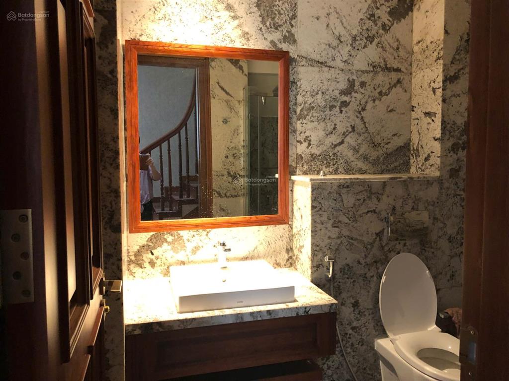 Cho thuê căn biệt thự sân vườn bể cá khô đô thị starlake tây hồ tây