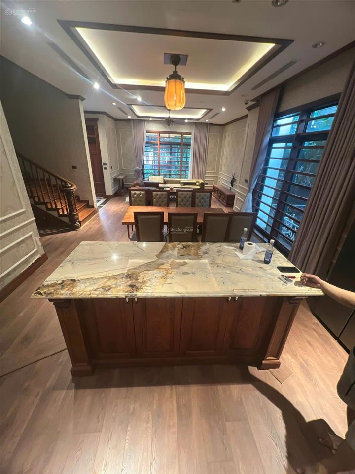 Cho thuê căn biệt thự sân vườn bể cá khô đô thị starlake tây hồ tây