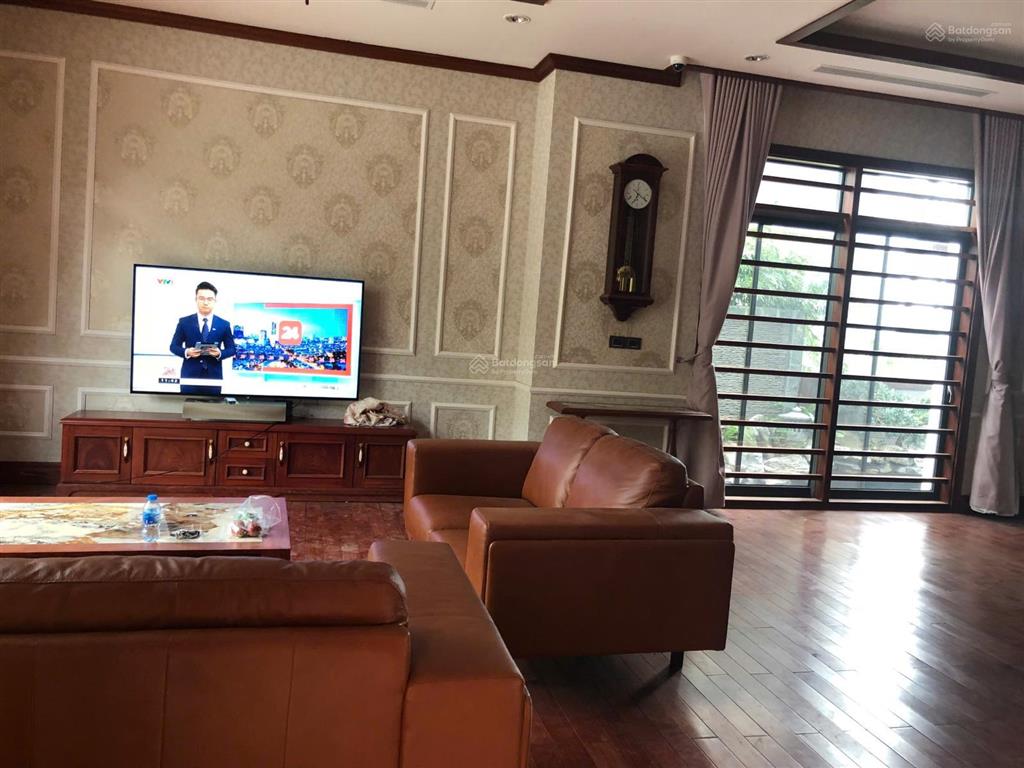 Cho thuê căn biệt thự sân vườn bể cá khô đô thị starlake tây hồ tây