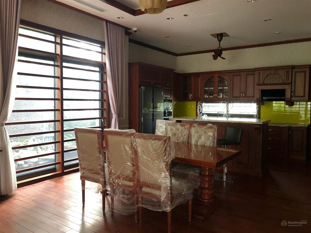 Cho thuê căn biệt thự sân vườn bể cá khô đô thị starlake tây hồ tây