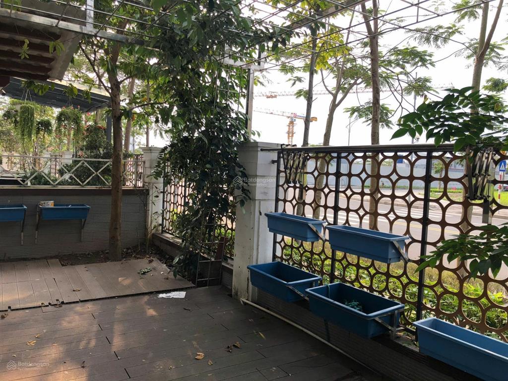 Cho thuê căn biệt thự sân vườn bể cá khô đô thị starlake tây hồ tây