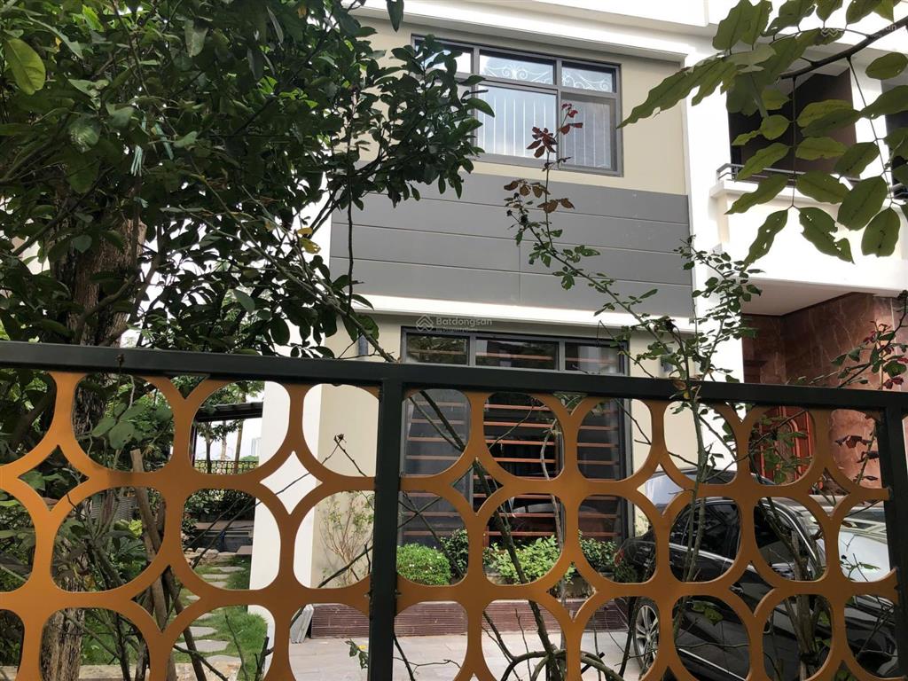 Cho thuê căn biệt thự sân vườn bể cá khô đô thị starlake tây hồ tây