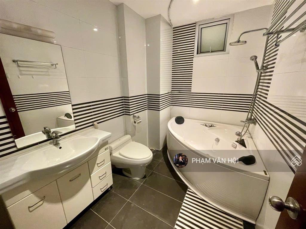 Bán căn hộ 3 ngủ  diện tích 160m tầng cao view hồ tây, mặt phố xuân diệu, quảng an, giá 20 tỷ