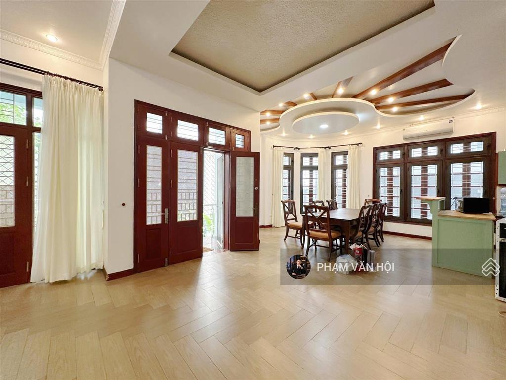 Cho thuê biệt thự sân vườn ngõ 11 phố tô ngọc vân  tây hồ  200m2  4 tầng 5pn, giá 55 triệu/tháng