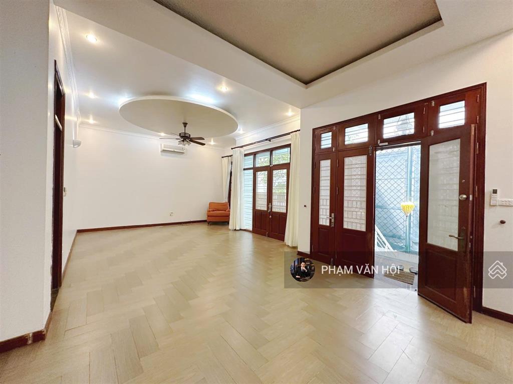 Cho thuê biệt thự sân vườn ngõ 11 phố tô ngọc vân  tây hồ  200m2  4 tầng 5pn, giá 55 triệu/tháng