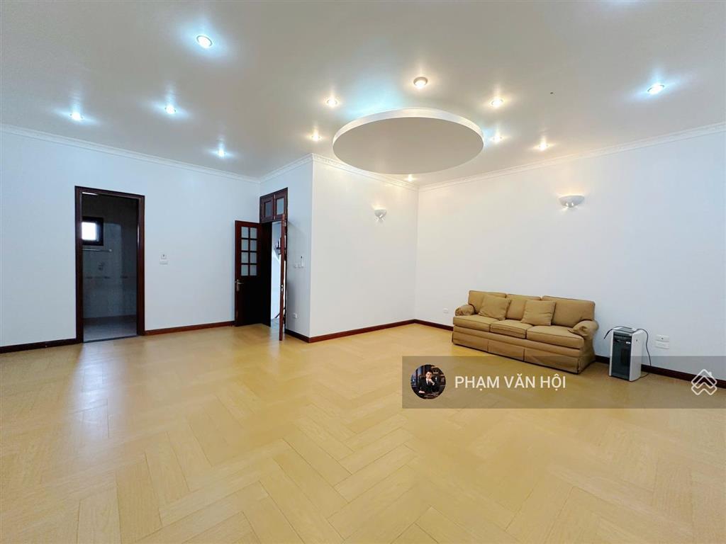 Cho thuê biệt thự sân vườn ngõ 11 phố tô ngọc vân  tây hồ  200m2  4 tầng 5pn, giá 55 triệu/tháng