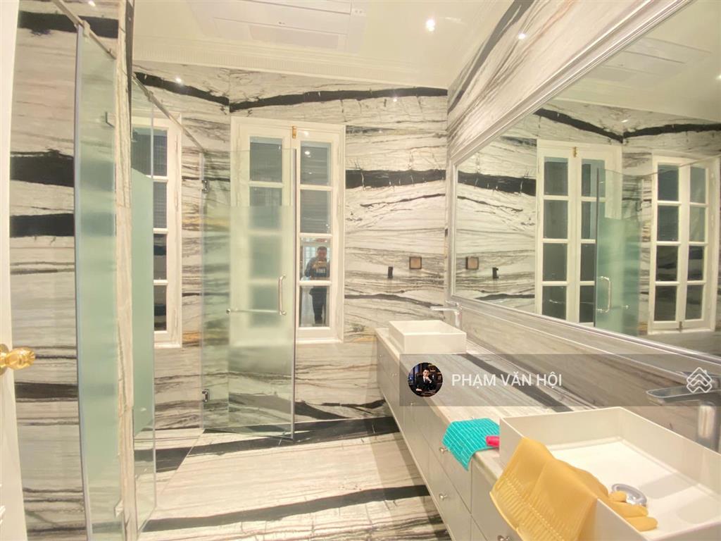Cho thuê biệt thự sân vườn mặt phố tây hồ hà nội  dt 230m2 xây 4 tầng 5 ngủ có thang máy, full đồ