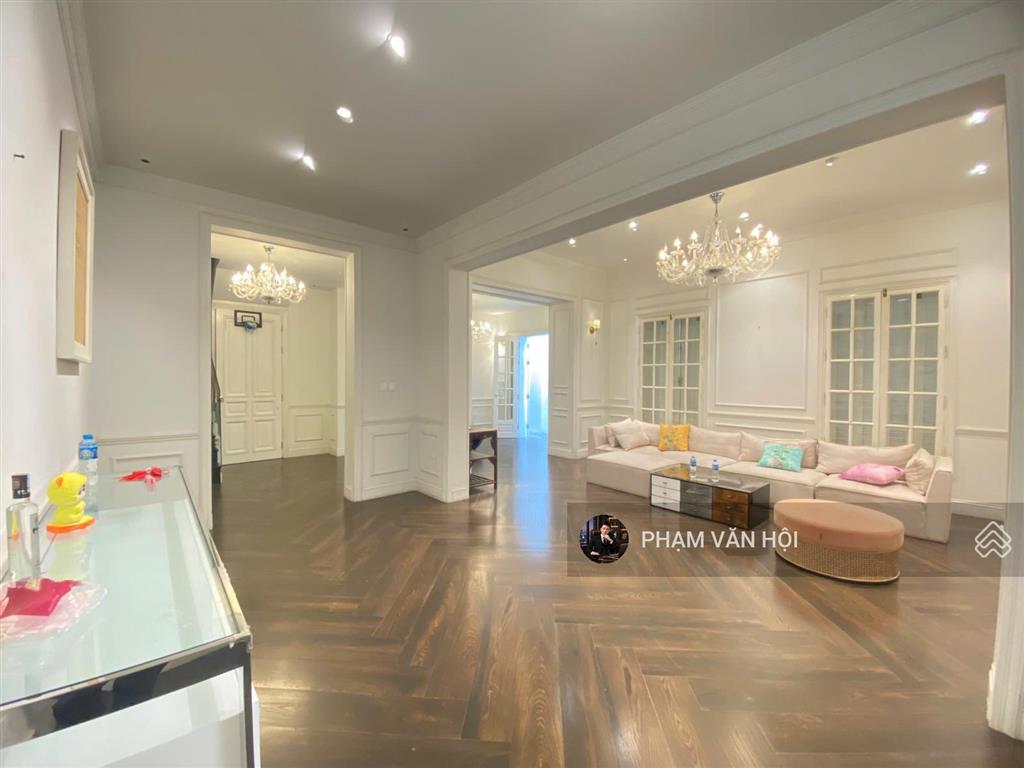 Cho thuê biệt thự sân vườn mặt phố tây hồ hà nội  dt 230m2 xây 4 tầng 5 ngủ có thang máy, full đồ