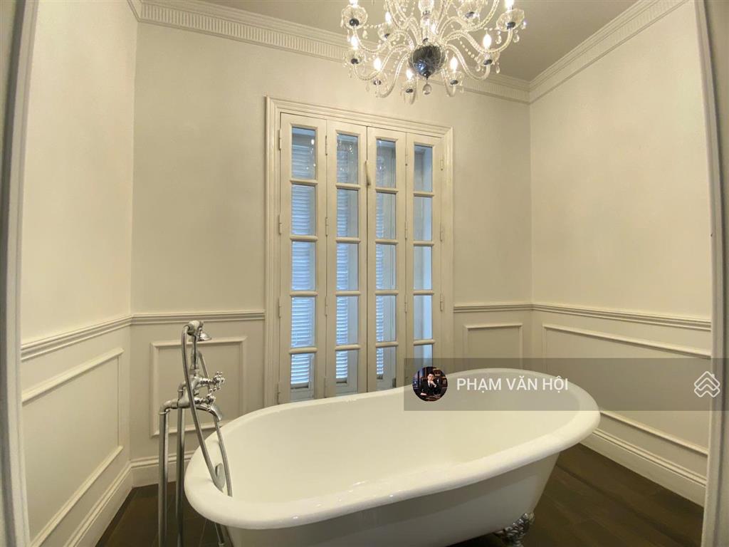 Cho thuê biệt thự sân vườn mặt phố tây hồ hà nội  dt 230m2 xây 4 tầng 5 ngủ có thang máy, full đồ