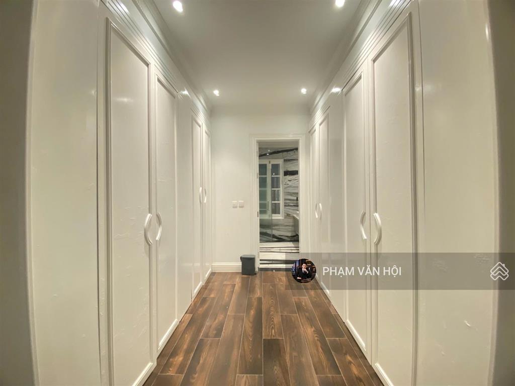 Cho thuê biệt thự sân vườn mặt phố tây hồ hà nội  dt 230m2 xây 4 tầng 5 ngủ có thang máy, full đồ