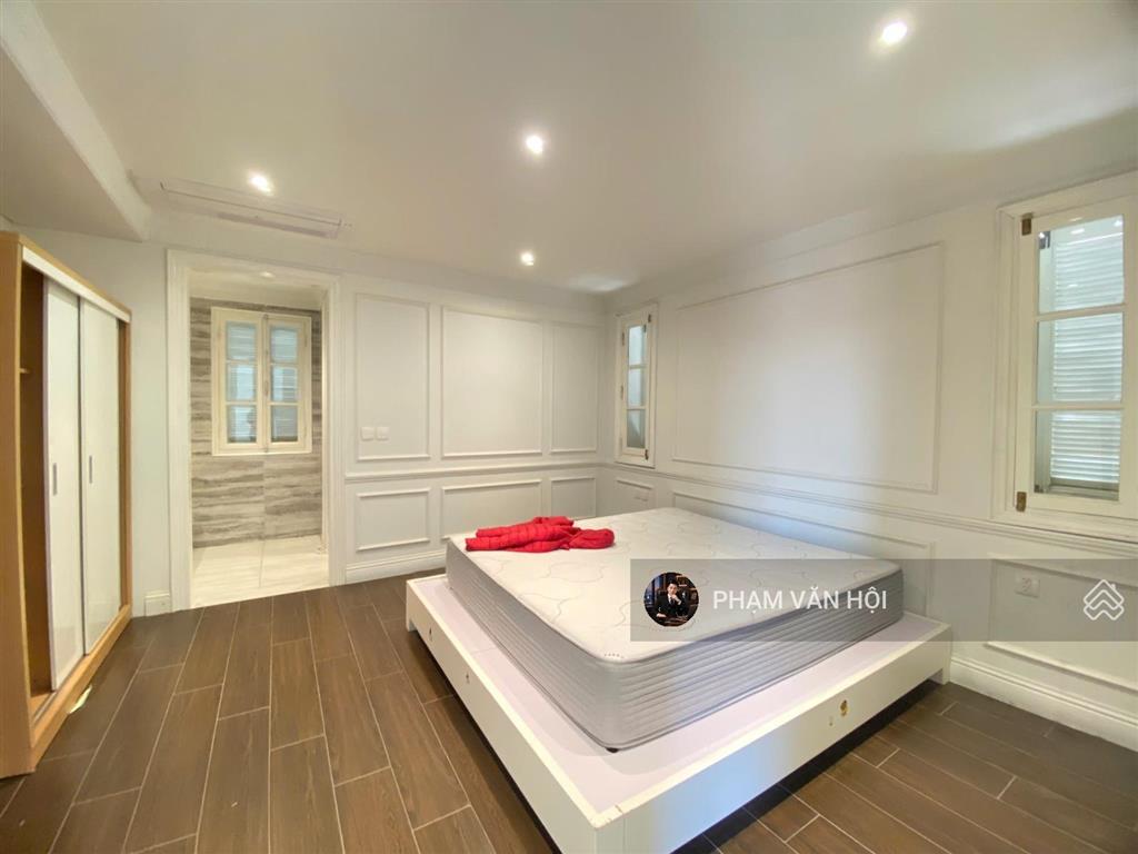 Cho thuê biệt thự sân vườn mặt phố tây hồ hà nội  dt 230m2 xây 4 tầng 5 ngủ có thang máy, full đồ