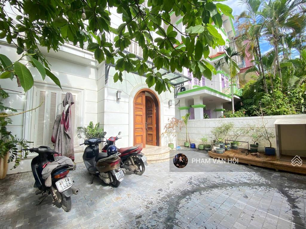 Cho thuê biệt thự sân vườn mặt phố tây hồ hà nội  dt 230m2 xây 4 tầng 5 ngủ có thang máy, full đồ