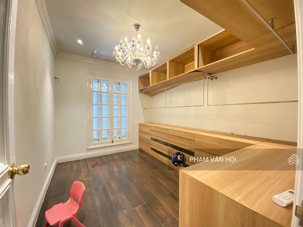 Cho thuê biệt thự sân vườn mặt phố tây hồ hà nội  dt 230m2 xây 4 tầng 5 ngủ có thang máy, full đồ