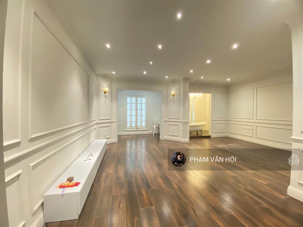 Cho thuê biệt thự sân vườn mặt phố tây hồ hà nội  dt 230m2 xây 4 tầng 5 ngủ có thang máy, full đồ