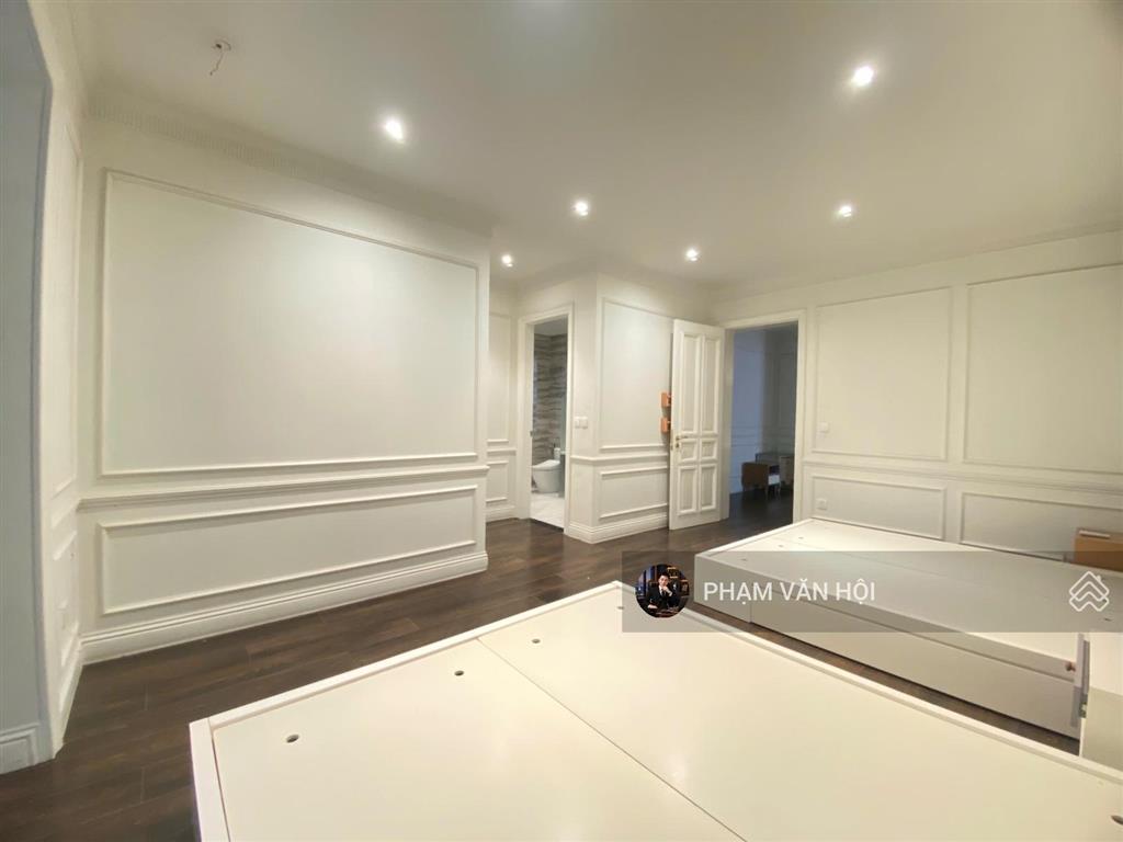 Cho thuê biệt thự sân vườn mặt phố tây hồ hà nội  dt 230m2 xây 4 tầng 5 ngủ có thang máy, full đồ