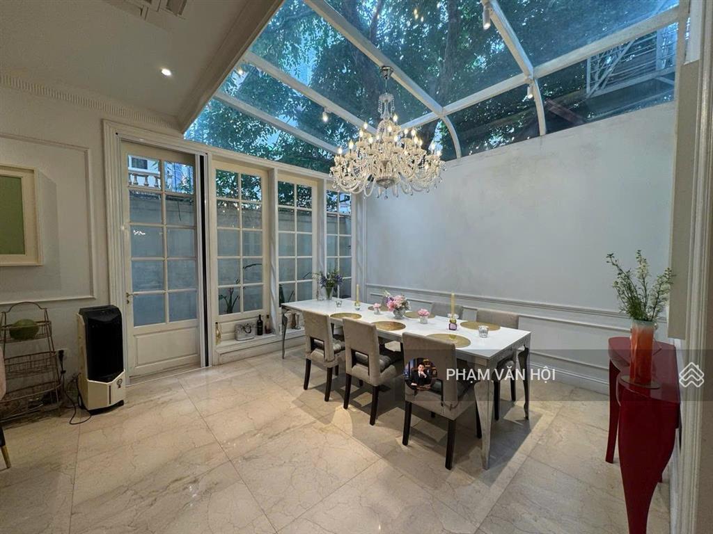 Cho thuê biệt thự sân vườn mặt phố tây hồ hà nội  dt 230m2 xây 4 tầng 5 ngủ có thang máy, full đồ